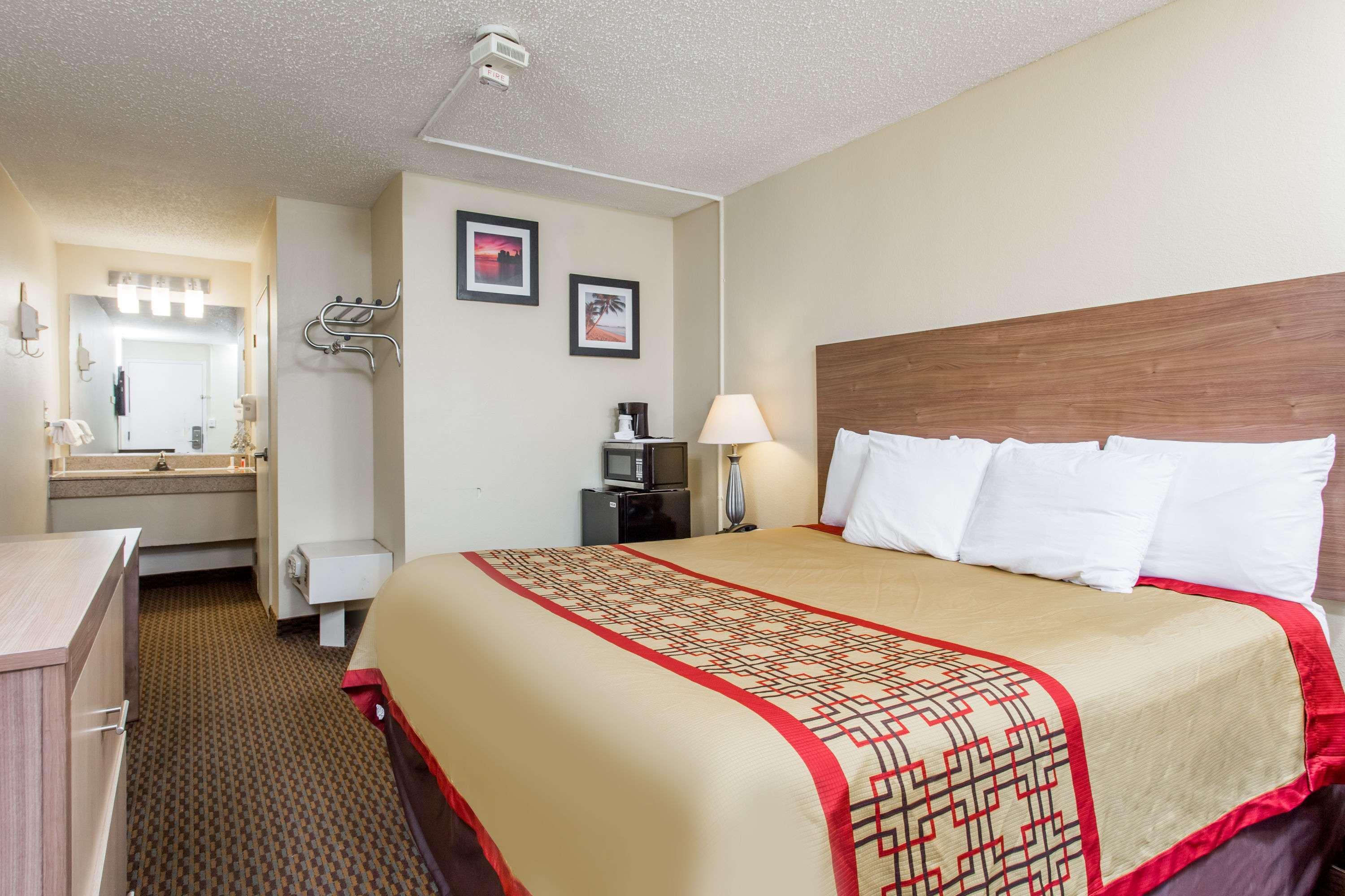 Days Inn By Wyndham Norfolk Airport Екстер'єр фото